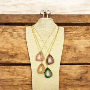 RANDOM COLOR: Elegant Gold and Multicolor Pendant Necklace